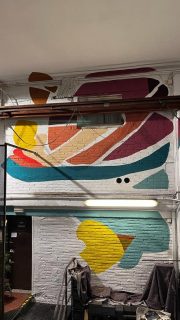 CRÉIXER 💛
A nosaltres mai ens ha agradat la frase: "no canviïs mai!". I és que si no fos pels canvis, tindríem una vida estàtica, sense evolució ni aprenentatge.
Castells Vilaseca va néixer fa 143 anys. Segurament, no seríem on som ara si no hagués estat per tota la feina que anys enrere es va fer. Tanmateix, tampoc hi seríem sense els canvis pels quals hem apostat els últims anys.
Potser, créixer, ja va d'això. De canviar, d'innovar, de llençar-se a la piscina (a vegades sense saber si hi ha prou aigua), d'imaginar el futur mentre aprenem a gaudir del present. Créixer és creure que sempre podem fer les coses millor, i que treballem perque així pugui ser.
Avui, el magatzem de Castells Vilaseca, ja no és blanc. Perque volem que quedi impregnat en les seves parets tota l'alegria i il·lusió amb la qual volem seguir canviant, construint i creixent.
Gràcies per acompanyar-nos, i gràcies @lauragonballes per portar de nou el teu art en aquest projecte en constant aprenentatge