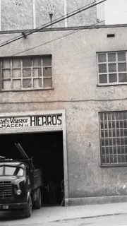 Els inicis de Castells Vilaseca 🗝️
Una empresa familiar és el fruit d'anys de feina incansable que s'ha anat fent generació a generació. Si avui som on som és gràcies a tots els qui ens han precedit: innovant, arriscant-se i sostenint.
És molt complicat resumir en un vídeo tota la feina que s'ha fet, però perquè mai quedi en l'oblit, avui us ensenyem qui van ser les 3 primeres generacions de Castells Vilaseca.
I ben aviat, 2a part! 💛
Si us ha agradat, no dubteu en deixar-nos algun comentari 💬
Seguim! #vivimelferroambpassió