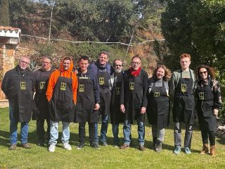 A les portes de Setmana Santa vam aprofitar per fer la nostra trobada anual. Un dia de feina diferent, amb l’empresa tancada i compartint nous espais. 💛
Aquest any vam anar a @calpixallits.obrador on vam passar un dia diferent que ens va permetre interactuar entre nosaltres des d’un altre lloc, canviant rols, experimentant noves habilitats 👨🍳 i compartint d’una altra manera.
Vam fer un taller de pastisseria 🍰🧁i en acabar-lo vam compartir també un bon dinar.
Estem molt contents de tenir l’oportunitat de viure l’empresa també així. Som equip!
Gràcies @unadetous1 i @marcos_corba , i també a la sempre atenta @copisteriarambles que ens va facilitar en temps rècord l’estampació dels davantals.