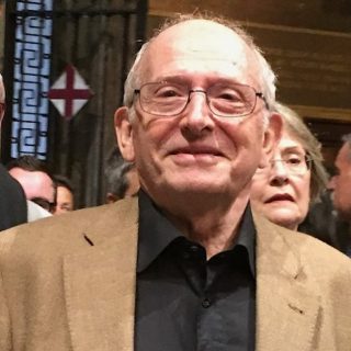 Fidel Castells Jorba. 01/01/1938 - 25/04/2025. Aquest missatge avui va per tu pare: un missatge d’agraïment per tot el que has aportat a l’empresa durant tots aquests anys. Mil gràcies!
Perquè l’empresa avui és la que és gràcies al teu esforç, a la teva constància, a la teva bondat, a la teva estratègia i visió empresarial, als milers d’hores dedicades i a no defallir mai. I a la teva manera de saber-me acompanyar i ensenyar aquest ofici perquè en pogués prendre el relleu. Gràcies, gràcies, gràcies. Ara que ja fa un mes que vas emprendre el darrer viatge…miro enrere i sento anyorança per les hores compartides, taula a taula, els consells rebuts i aquella mirada amable que assentia les meves passes com a gerent: confiança plena en mi, que tot just començava. Sempre recordaré com em vas ensenyar, des dels sentits, a olorar l’empresa: així fent un gest amb els dits (tot fent-los petar) em deies: -no és tan difícil ! Però jo t’havia observat i et sentia el neguit intern quan les coses anaven maldades, i després et tornava a observar i ja et veia somrient i amable refent números i mirant la vida amb optimisme. Això és escola! Quina saviesa, pare. Doncs per tot això i més vull deixar constància aquí d’aquest agraïment infinit a tot el que has fet per nosaltres. Ja veus, ho he fet discret. Tal com tu voldries. Ho he dit fluixet però sentit. Tal com penso que t’agradaria. Brindem per tu tal i com ho vas fer tu per nosaltres. I seguim aquí, vivint el ferro amb passió! T’estimem per sempre. Gràcies.